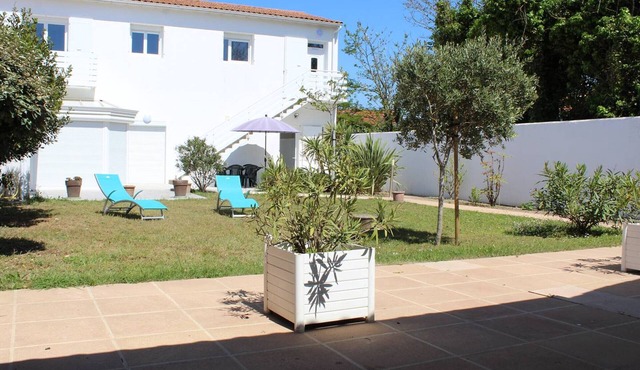 Quiet house near beach and port, private parking