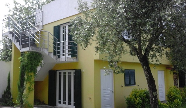Quiet house with private garden at 45 minutes fo Porto. Unesco and Douro!