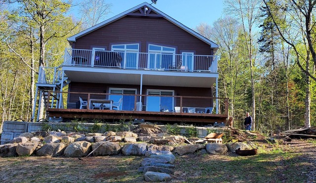 Quiet Lakefront property with Private Bathroom - Hotel type room - no Kitchen