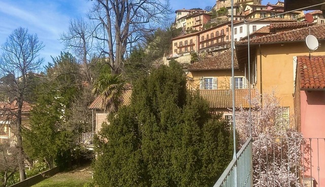 Quiet little house with a view in the center of the village