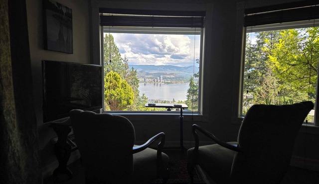Quiet location with stunning view, close to downtown, wineries, beaches