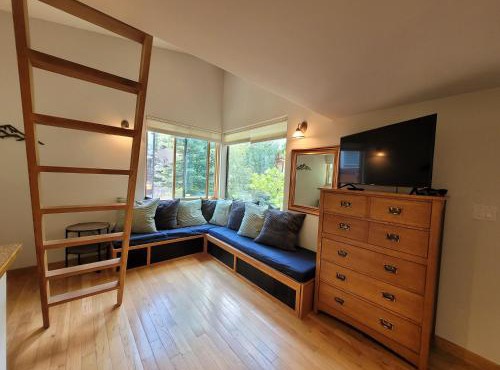 Quiet Lofted Studio at Tomboy Lodge