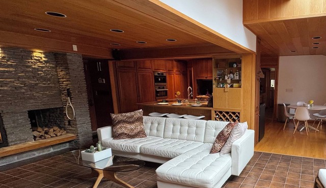 Quiet Mid-Century Getaway. 4 bedrooms. Perfect for your next family gathering.