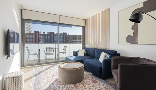 Quiet modern 2 bed apartment with Balcony, Pool and Free Parking
