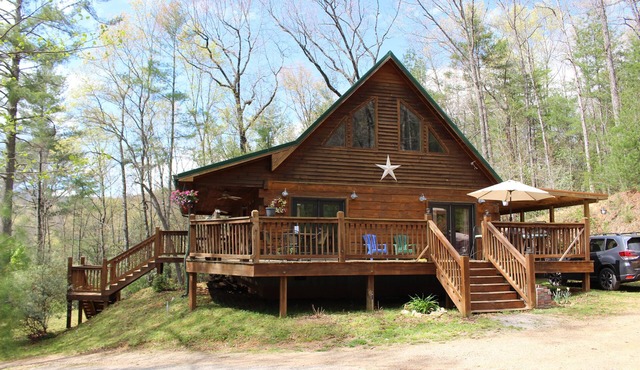 Quiet Mountain Cabin Ideally Situated on 10 private wooded acres, Murphy, NC