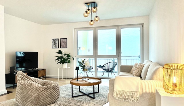 Quiet oasis in the heart of the city - three bedrooms, centrally located with balcony