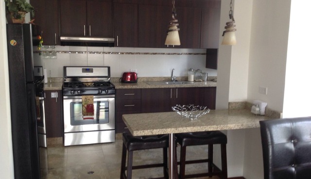 Quiet Oasis with Mountain views, near great restaurants, coffee shops nightlife.