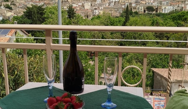 Quiet Panoramic Suite, comfortable near Matera with parking, green