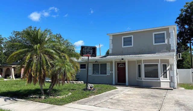 Quiet Pool Haven: 4BR - 9PPL, AC, WiFi, and Beaches Nearby