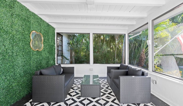 Quiet, Private 3BR/2BR Fort Lauderdale Oasis with pool, BBQ, and Outdoor Shower