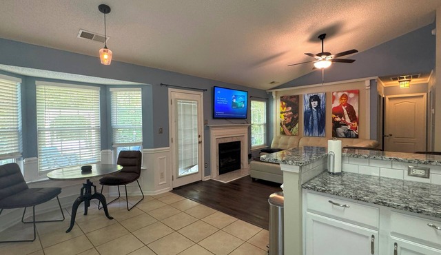Quiet, Private Charlotte Getaway. Close to Everything!