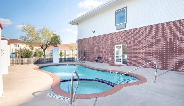 Quiet Private Room Near Clute Lake – Safe & Affordable Stay