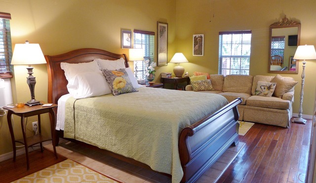 Quiet, private studio apt, screened porch, covered parking, garden sitting area!