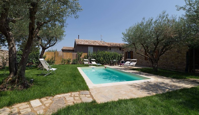 Quiet property set in a genuine context between nature and culture.
