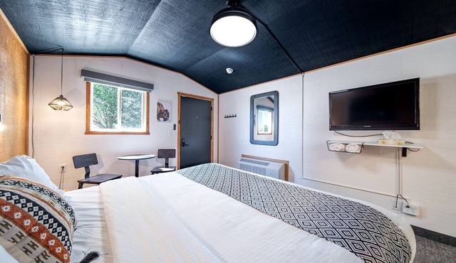 Quiet Remodeled Ground-Floor Cabin with Private Entrance Near Wall Drug – Wall, South Dakota