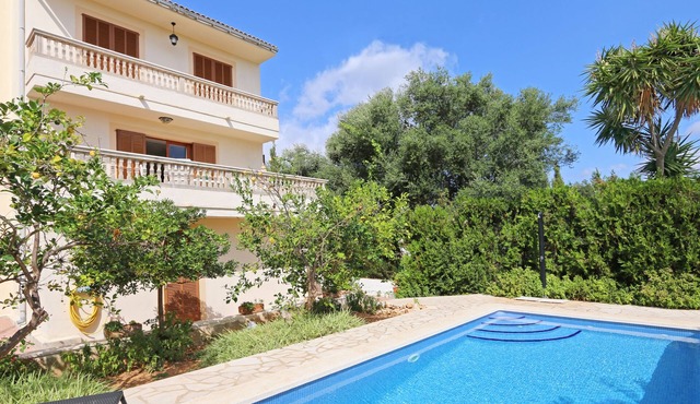 Quiet residential area, beach 300m, pool, rustic kitchen, ideal for families