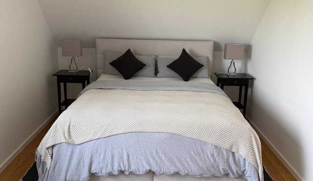 Quiet room by the river in Erlangen - private entrance & view of the greenery