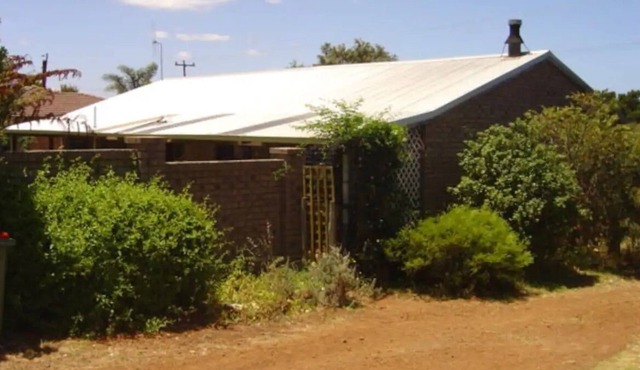 Quiet, secluded 3 bedroom cottage near Ocean Beach
