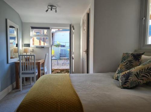 Quiet self contained studio flat near town centre and university