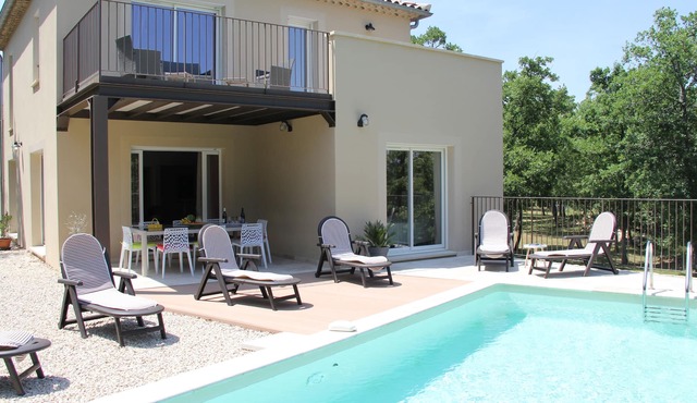 Quiet spacious villa, bright, sunny, private pool overlooking the ventoux