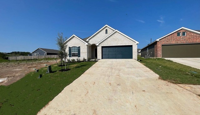 Quiet spacious 5-bedroom house with huge fenced yard near COTA, Tesla, Airport