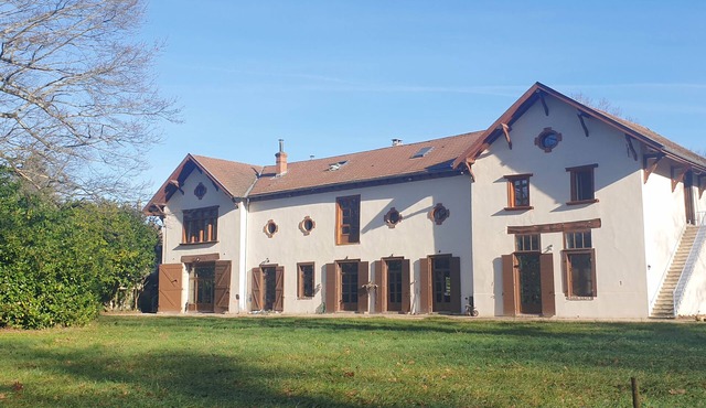 Quiet, spacious and comfortable apartment (sleeps 6).