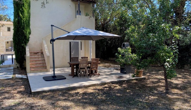 Quiet studio, greenery, swimming pool, reception facilities, 6 km from beaches.