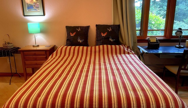 Quiet Studio. Private Entrance. Parking. WiFi. Laundry. Near Stanford.