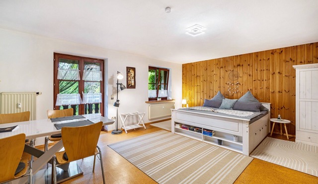 Quiet Studio with Balcony Overlooking Nature – Apartment Gardenview