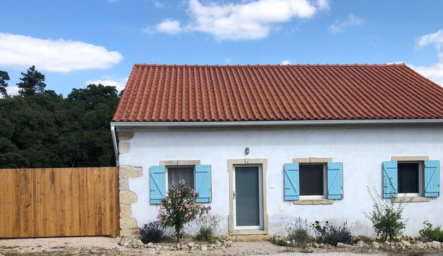 Quiet, stylishly renovated. Fantastic view of fruit trees and cork oaks.