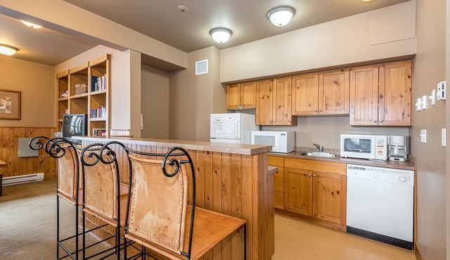 Quiet Top Floor Creekside Studio with shared outdoor hot tub - Pet Friendly!