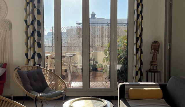 Quiet top floor with sunny private terrace, ideal to visit Marseille or Provence