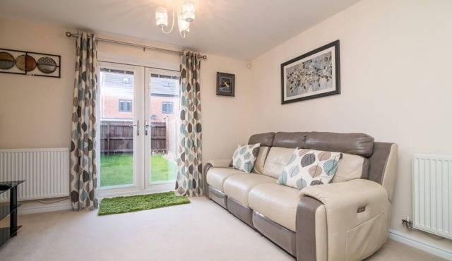 Quiet Two Bedroom House Driveway Parking & Garden