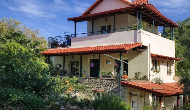 Quiet Two-Level Mountain Villa Dorothy, Polydrosos