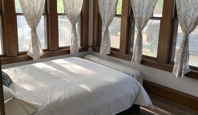 Quiet upper unit close to Uptown -Close to Lakes and downtown
