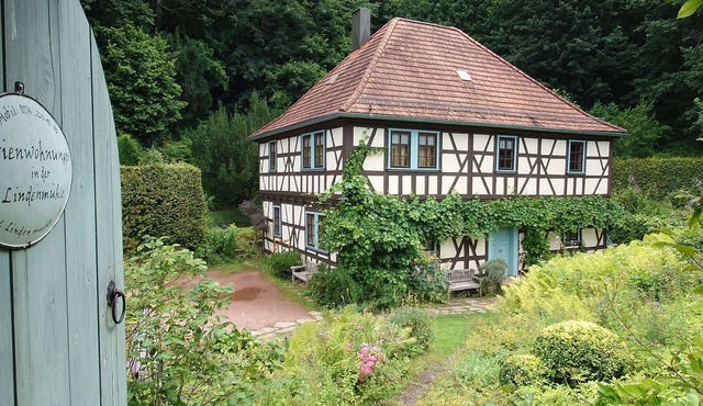 Quiet vacation apartment in Glücksbrunn Castle Park - right next to Altenstein Park
