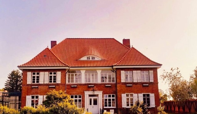 Quiet vacation in large apartment near Wismar, 5 adults, 1 baby bed. Garden view