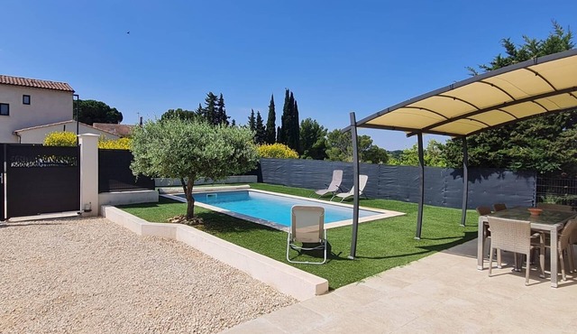 Quiet villa with private pool and air conditioning between Avignon and Luberon