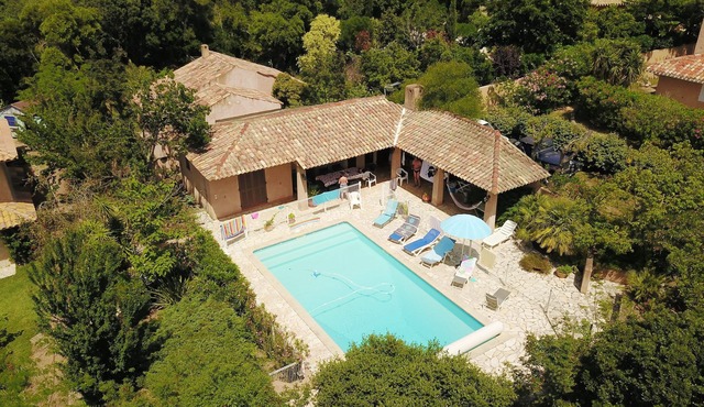 QUIET VILLA, 4 BEDROOMS, AIR-CONDITIONING, TV, WIFI, GARDEN, PRIVATE POOL. CHAUF, BEACH AND PORT 3 MIN AWAY