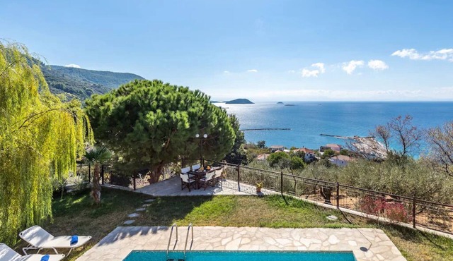 Quiet villa with breathtaking views, garden and private pool!