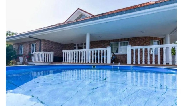 Quiet villa with pool and garden