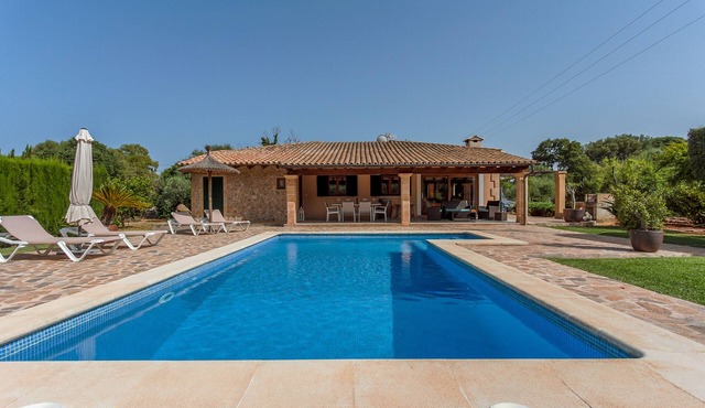 Quiet villa with private pool near to Pollensa . WI-FI .Balinese bed.