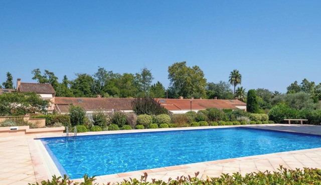 Quiet villa with swimming pool, tennis court, golf course