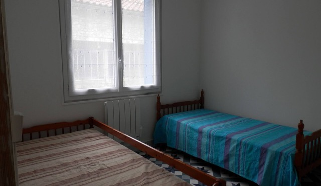 Quiet, well-equipped house 4km from Cognac. Enclosed garden space for 2 cars.