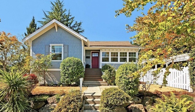 Quiet West Seattle Bungalow w/fenced in yard - 5 mins walk to beach!