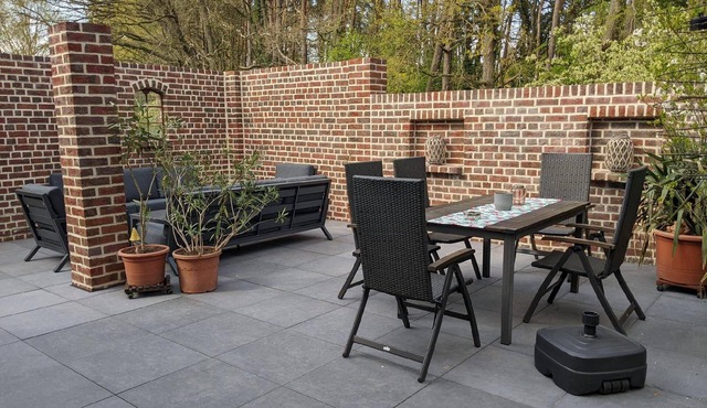 Quietly situated holiday house with a cosy terrace and a grill