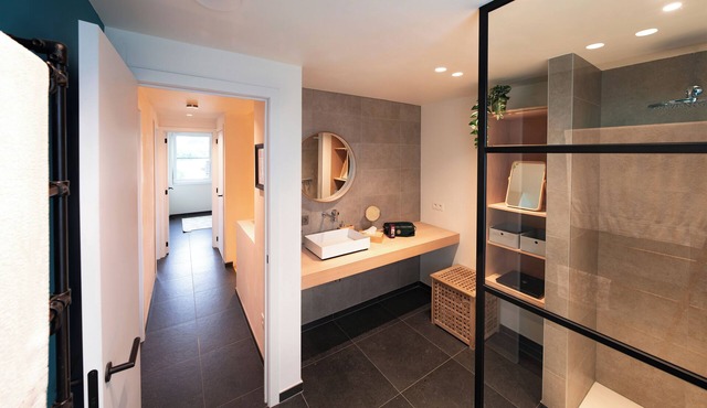 Quietly situated holiday home on the edge of Hasselt, with private parking.