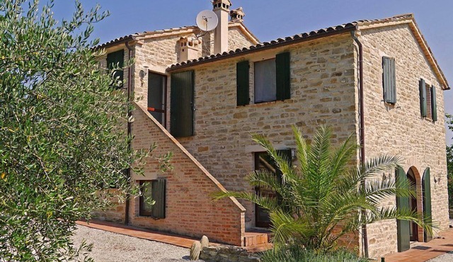 Quietly situated vacation home with pool for 12-14 pers.