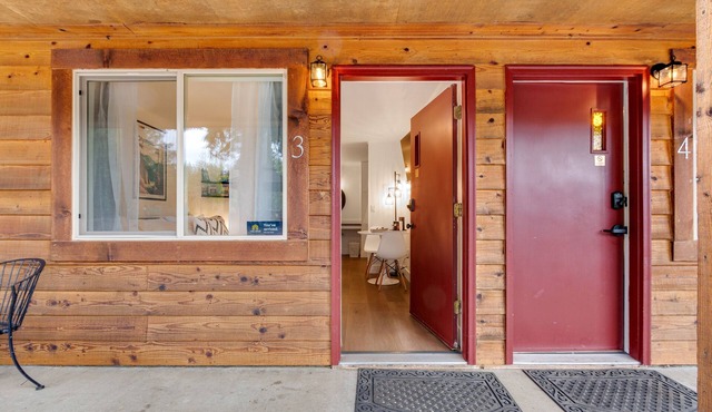 Quilcene ground-floor studio with mountain views & fast WiFi - dog-friendly