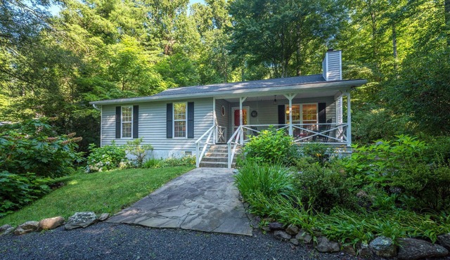 Quillan's End | Cozy & Modern Montreat Cottage with Fire Pit